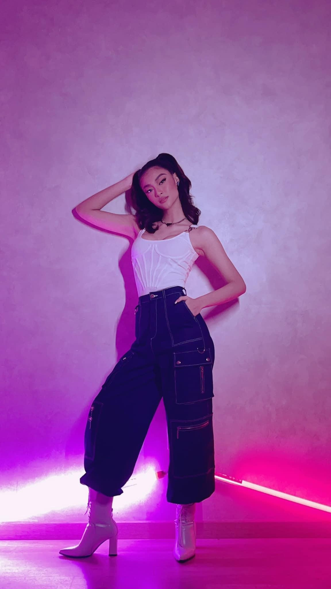 Á hậu Kiều Loan cá tính, gợi cảm với phong cách street style.