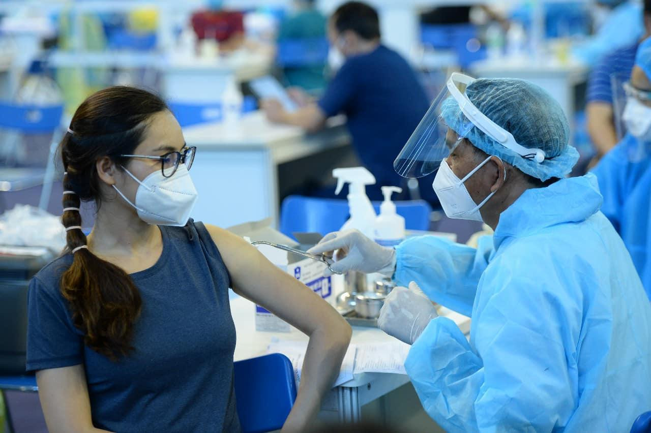 Hôm qua sau khi hỗ trợ các bác sĩ vào ca sáng, nhóm tình nguyện của Á hậu Hoàng My được ưu tiên tiêm vắc-xin.