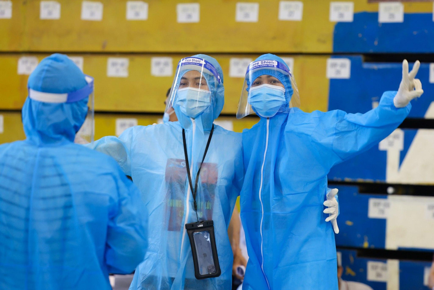 Hoa hậu H'Hen Niê tham gia đội tình nguyện hỗ trợ chống dịch tại Nhà thi đấu Phú Thọ.