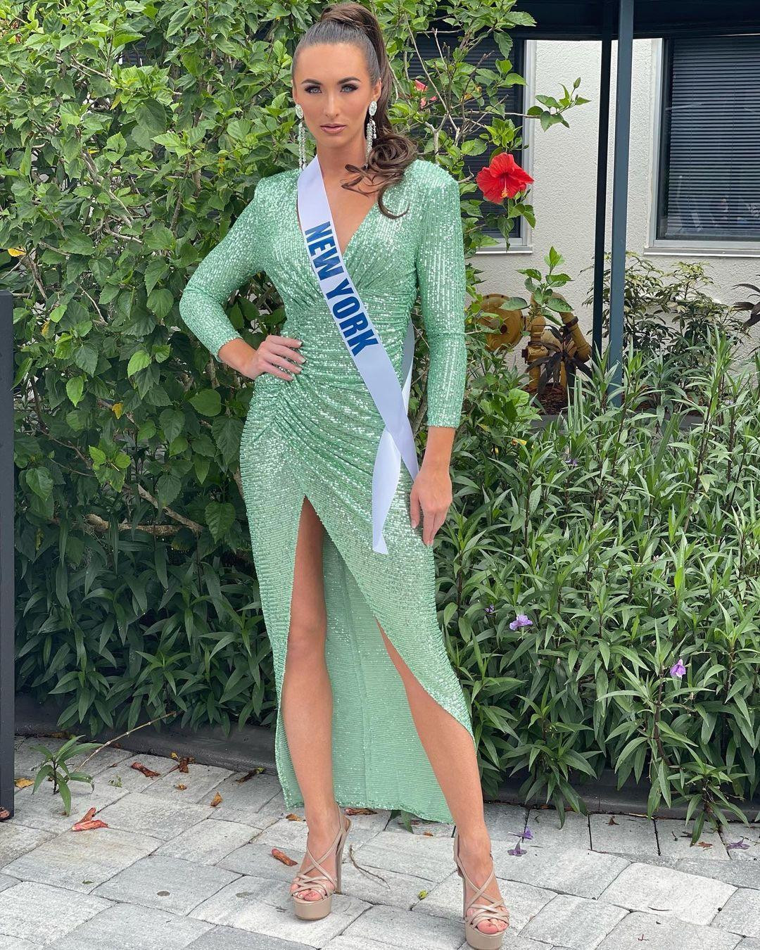 Corrin Stellakis từng tham dự cuộc thi Miss New York Teen USA 2014. Mặc dù là lần đầu tiên thi sắc đẹp nhưng cô đã đạt ngôi vị cao nhất. Người đẹp sau đó đại diện cho New York tại cuộc thi Miss Teen USA 2014 nhưng không đoạt giải.