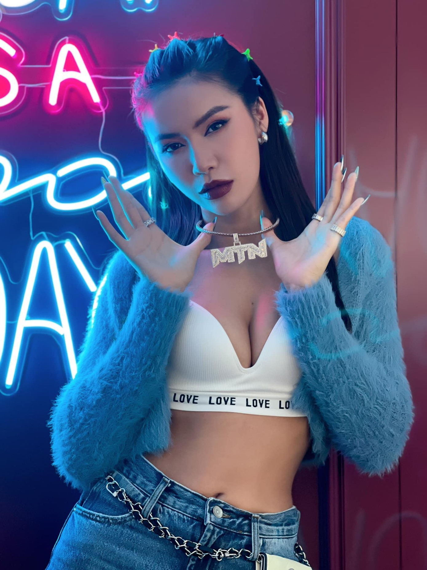 Hoa hậu Siêu quốc gia Việt Nam 2018 Minh Tú diện mốt khoe áo ngực cực kỳ táo bạo và nóng bỏng.