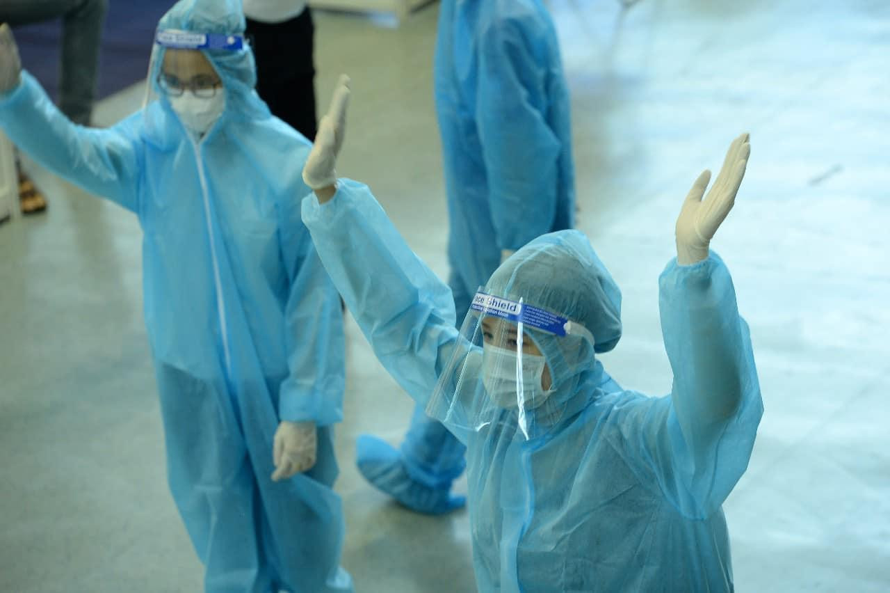 Mai Phương Thuý cho biết: “Thuý được chị MC Quỳnh Hoa kết nối để biết các lịch trình tham gia tình nguyện viên, để hỗ trợ chống dịch. Hầu như lịch trình mỗi ngày đều có và có rất nhiều anh chị em nghệ sĩ đã tham gia đều đặn. Lần trước Thuý cũng tham gia và lần này cũng tham gia vì có thời gian rảnh và sức khỏe đảm bảo. Thuý muốn làm nhiều lắm nhưng hay bị bệnh nên hôm nào thấy khoẻ là đi ngay. Phải tham gia vào công tác tình nguyện viên mới thấy được sự nhiệt huyết và quyết tâm chống dịch của tất cả mọi người ở tuyến đầu, Thuý thực sự khâm phục họ. Chúc cho mọi người luôn nhiều sức khoẻ và cùng nhau thực hiện chỉ thị 5K vượt qua giai đoạn khó khăn này”.