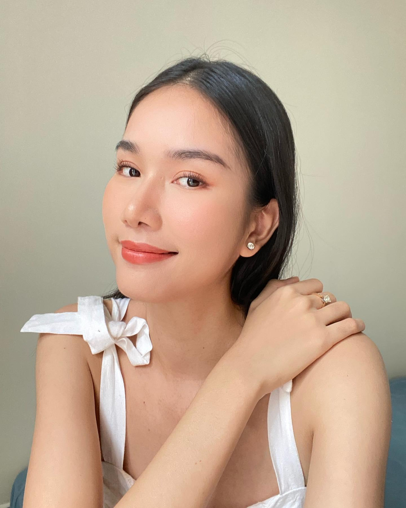 Đăng tải hình ảnh mới trên trang cá nhân, Á hậu Phương Anh nhận được nhiều lời khen ngợi về nhan sắc ngày càng xinh đẹp, duyên dáng đúng tiêu chí của Miss International.