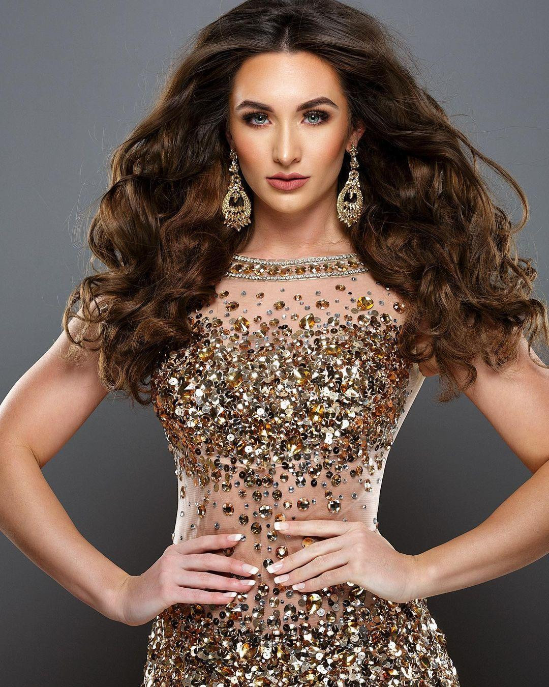 Tân Hoa hậu sinh năm 1997 tại Bridgeport, New York. Cô bắt đầu tham gia các cuộc thi sắc đẹp từ khi còn ngồi trên ghế cấp 3 và gặt gái được rất nhiều thành tích trong suốt những năm qua.