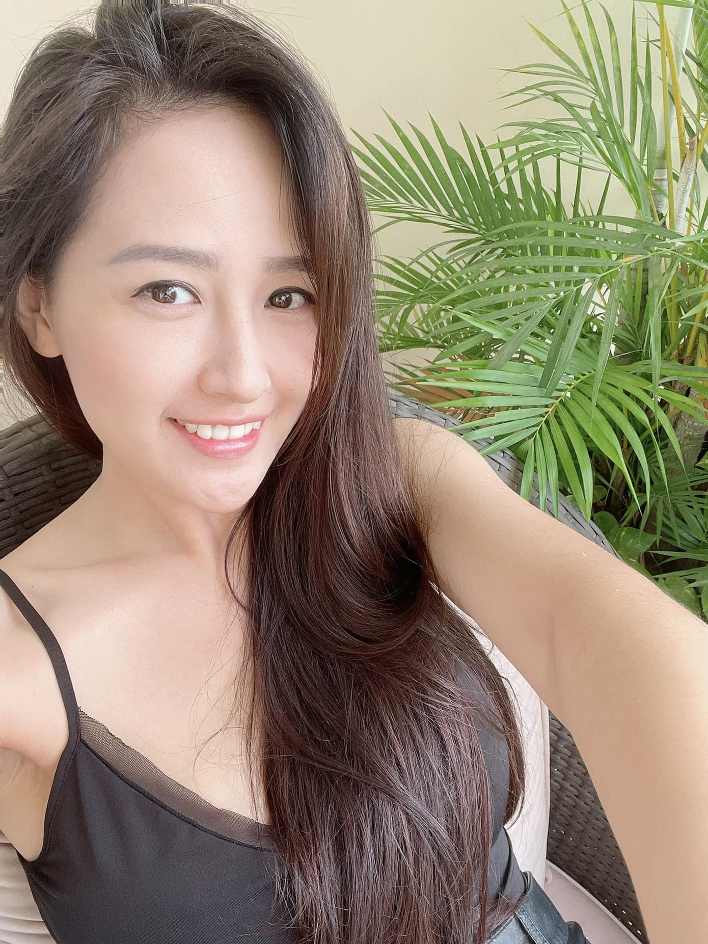 Hoa hậu Mai Phương Thuý để mặt mộc, diện áo hai dây quyến rũ khi ở nhà giãn cách.