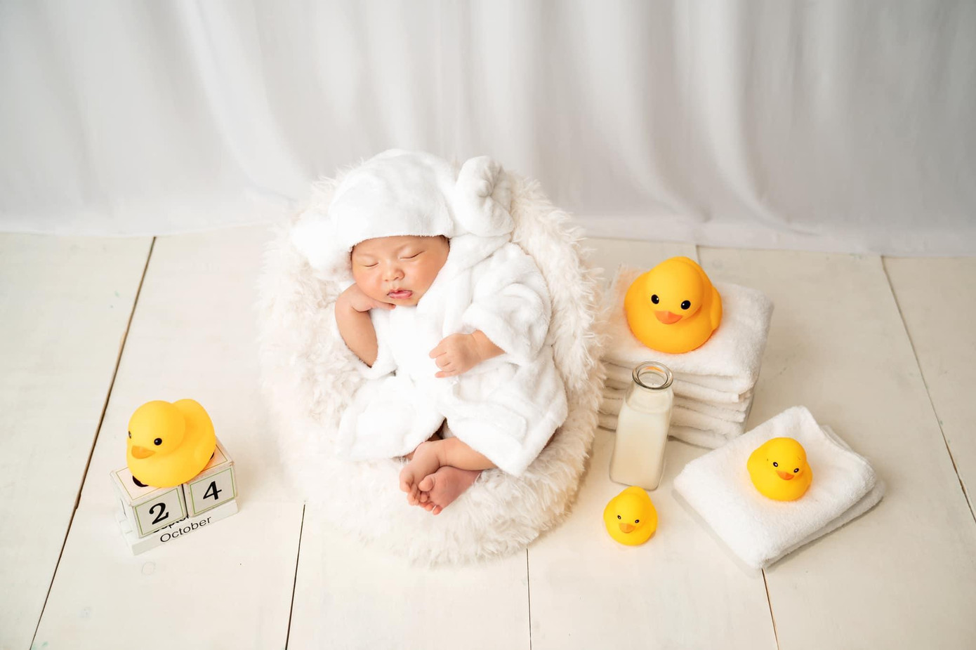 Á hậu Thuý Vân khoe quý tử đáng yêu 'đốn tim' cư dân mạng.