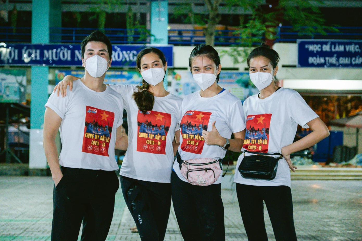 Ngày hôm qua, Hoa hậu Mai Phương Thuý, Á hậu Hoàng My, Á hậu Mâu Thuỷ và nhiều người đẹp tiếp tục tham gia đội ngũ tình nguyện viên hỗ trợ đội ngũ y bác sĩ tuyến đầu chống dịch COVID-19 ở TP. HCM.