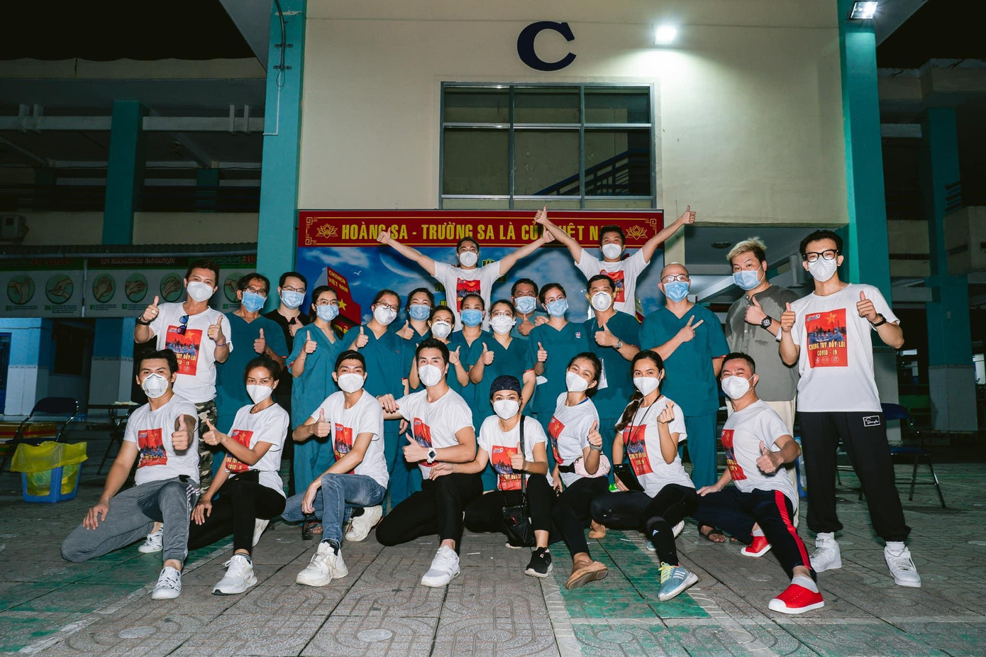 Những ngày qua rất nhiều nghệ sỹ TP. HCM bao gồm các MC, ca sĩ, diễn viên, Hoa hậu, Á hậu đã tham gia đội ngũ tình nguyện viên để hỗ trợ các y bác sĩ.