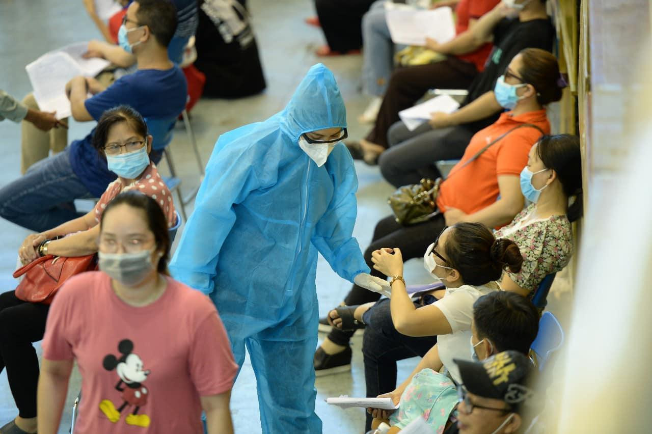 Sau những ngày liên tiếp ‘chiến đấu’ với các đồng đội, Hoàng My tiết lộ: “Mỗi khi mặc bộ đồ bảo hộ này vào thì mình sẽ không ăn gì, hạn chế uống nước và không đi vệ sinh cho đến khi xong việc, xịt khử khuẩn và cởi nó ra hoàn toàn”.