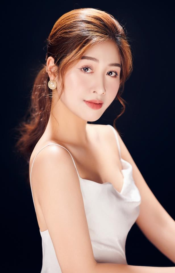 Top 10 HHVN 2020 Đặng Vân Ly khoe vai trần quyến rũ. 'Hotgirl hàng không' ngày càng xinh đẹp, trưởng thành sau cuộc thi.