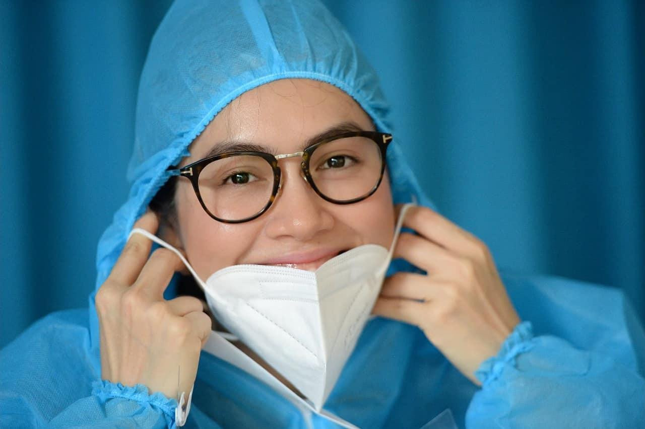 Đây là ngày thứ 7 Hoàng My tham vào đội tình nguyện phản ứng nhanh tuyến đầu chống dịch với đồng đội là các anh chị em nghệ sĩ. Cô nở nụ cười rạng rỡ khi bắt đầu mặc bộ đồ bảo hộ để chuẩn bị vào công việc.