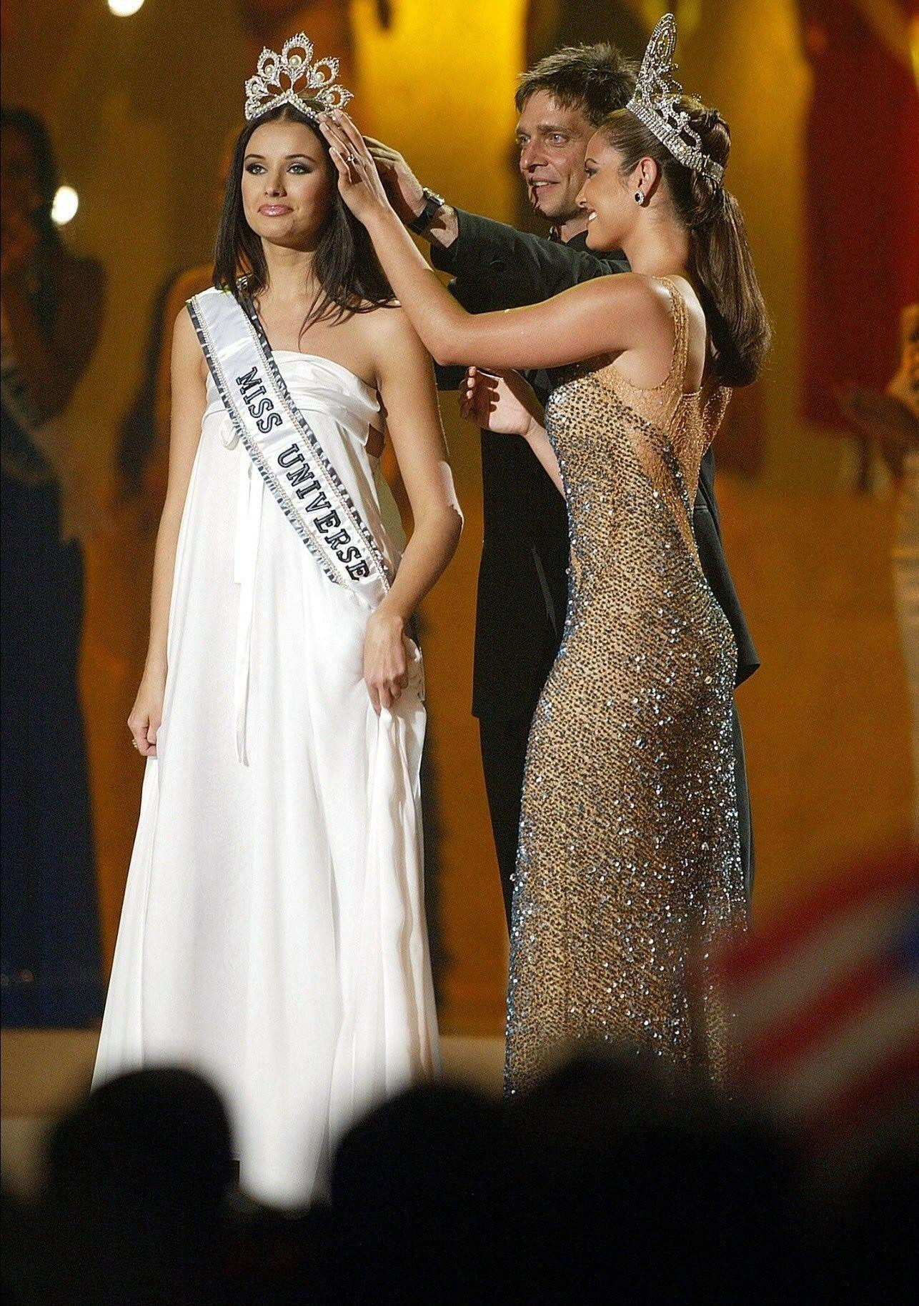 Tại Miss Universe 2002, đại diện đến từ nước Nga không được Global Beauties đánh giá cao từ đầu. Nhưng trong đêm chung kết, cô đã tỏa sáng và đạt điểm cao nhất ở mọi phần thi và xuất sắc giành ngôi vị cao nhất.
