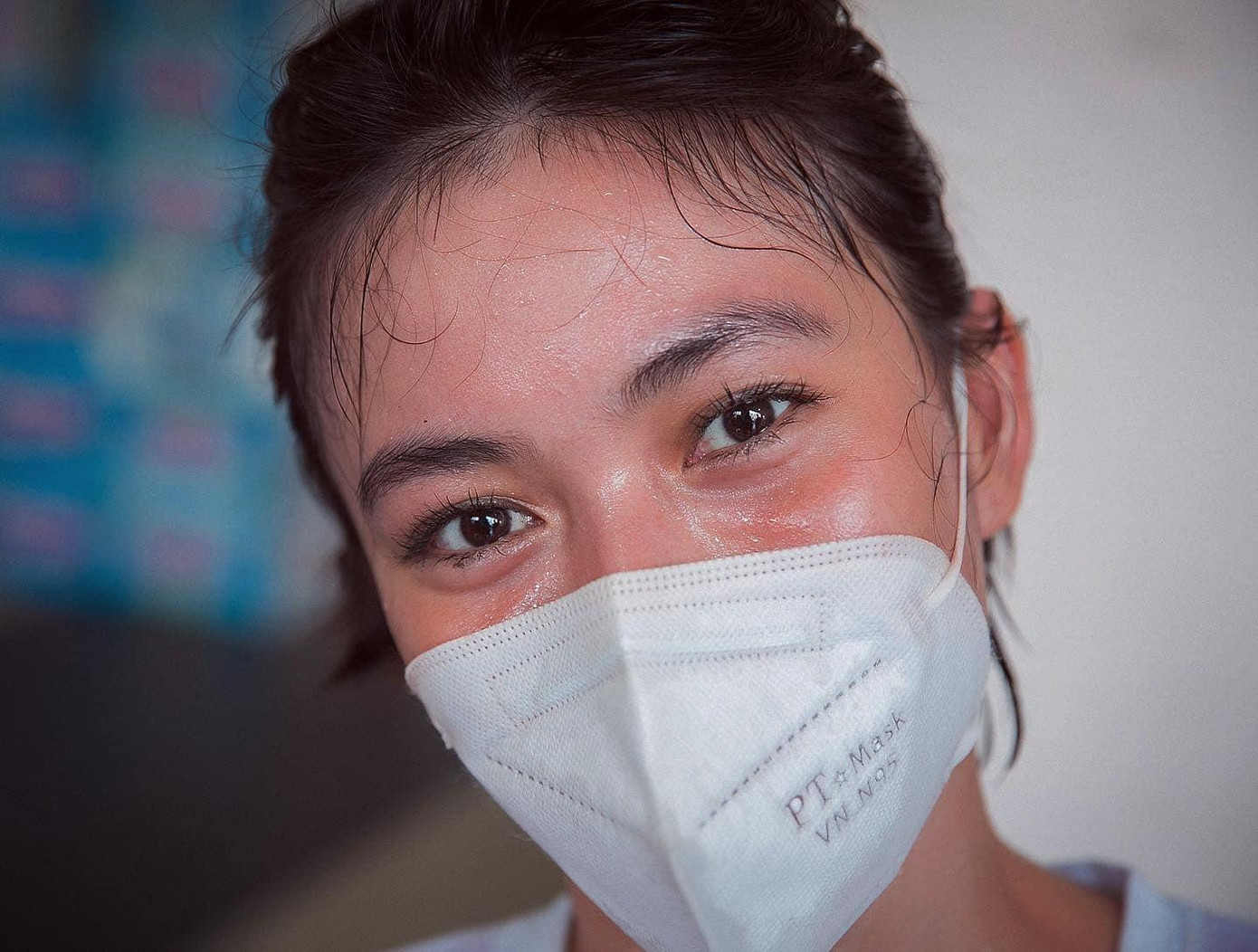 Á hậu Mâu Thuỷ đẫm mồ hôi khi làm tình nguyện viên hướng dẫn người dân tiêm vắc-xin.