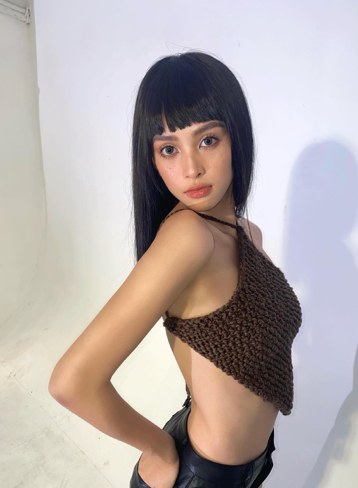 Thiết kế áo yếm bằng chất liệu len độc đáo đã giúp Hoa hậu Việt Nam 2020 khoe trọn vòng eo &apos;con kiến&apos; vô cùng nóng bỏng.