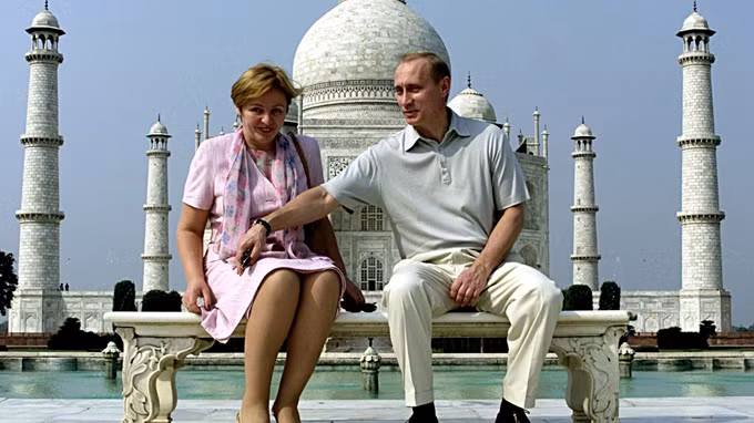 Vợ chồng Tổng thống Putin thời còn mặn nồng. Ảnh: Reuters