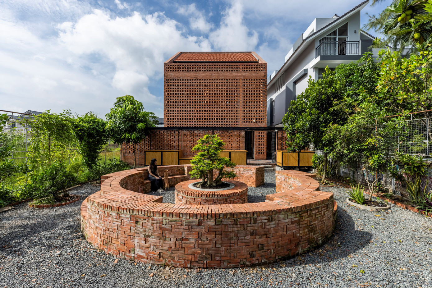 Vi khí hậu của khu đất khá dễ chịu, mát mẻ do có con rạch dừa chạy ngang.