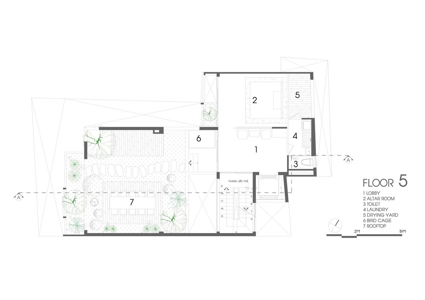 Cửa kính trượt nằm chắn giữa bên trong và bên ngoài căn nhà để tạo cảm giác thông thoáng, rộng rãi và gần gũi với thiên nhiên. Ngoài ra, chủ nhà có một khu vườn nhiệt đới và trồng rau trên sân thượng.