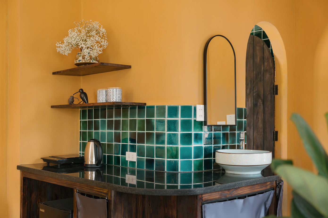 Gạch gốm Bát Tràng kết hợp sơn tường màu vàng, mang lại vẻ ấm áp, gần gũi cho căn phòng.