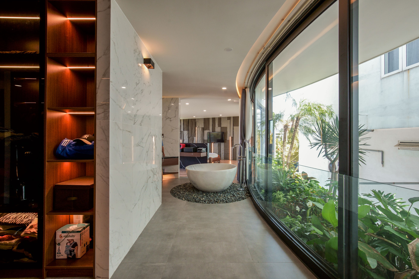 Bồn tắm tròn làm từ đá cẩm thạch có tầm nhìn ra sân vườn. Bồn tắm tròn làm từ đá cẩm thạch có tầm nhìn ra sân vườn.