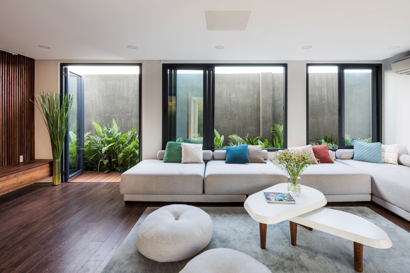 Căn phòng giải trí có thiết kế mở, thông thoáng và tràn ngập ánh sáng.