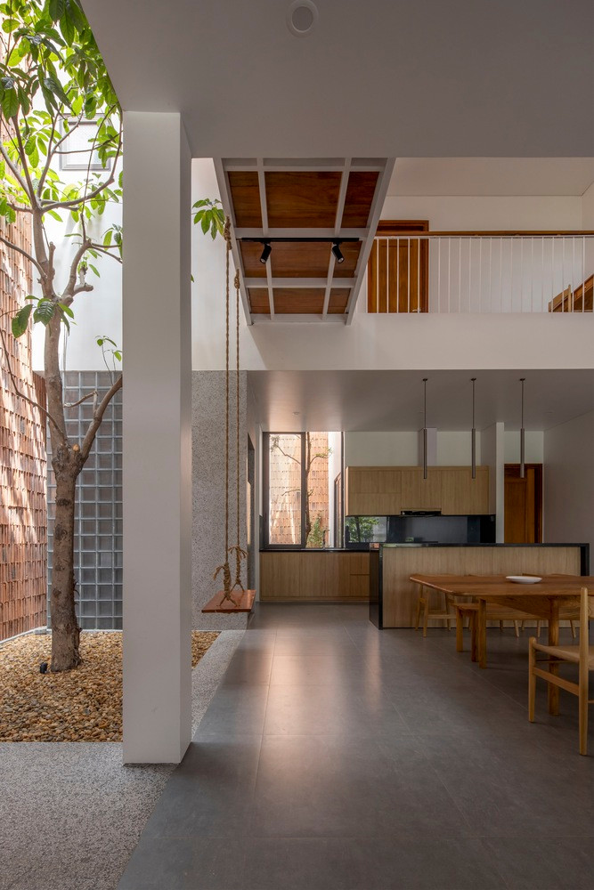 Ngôi nhà có phong cách điển hình của một nhà ở liền kề, bị hạn chế về không gian mở cho những hoạt động.