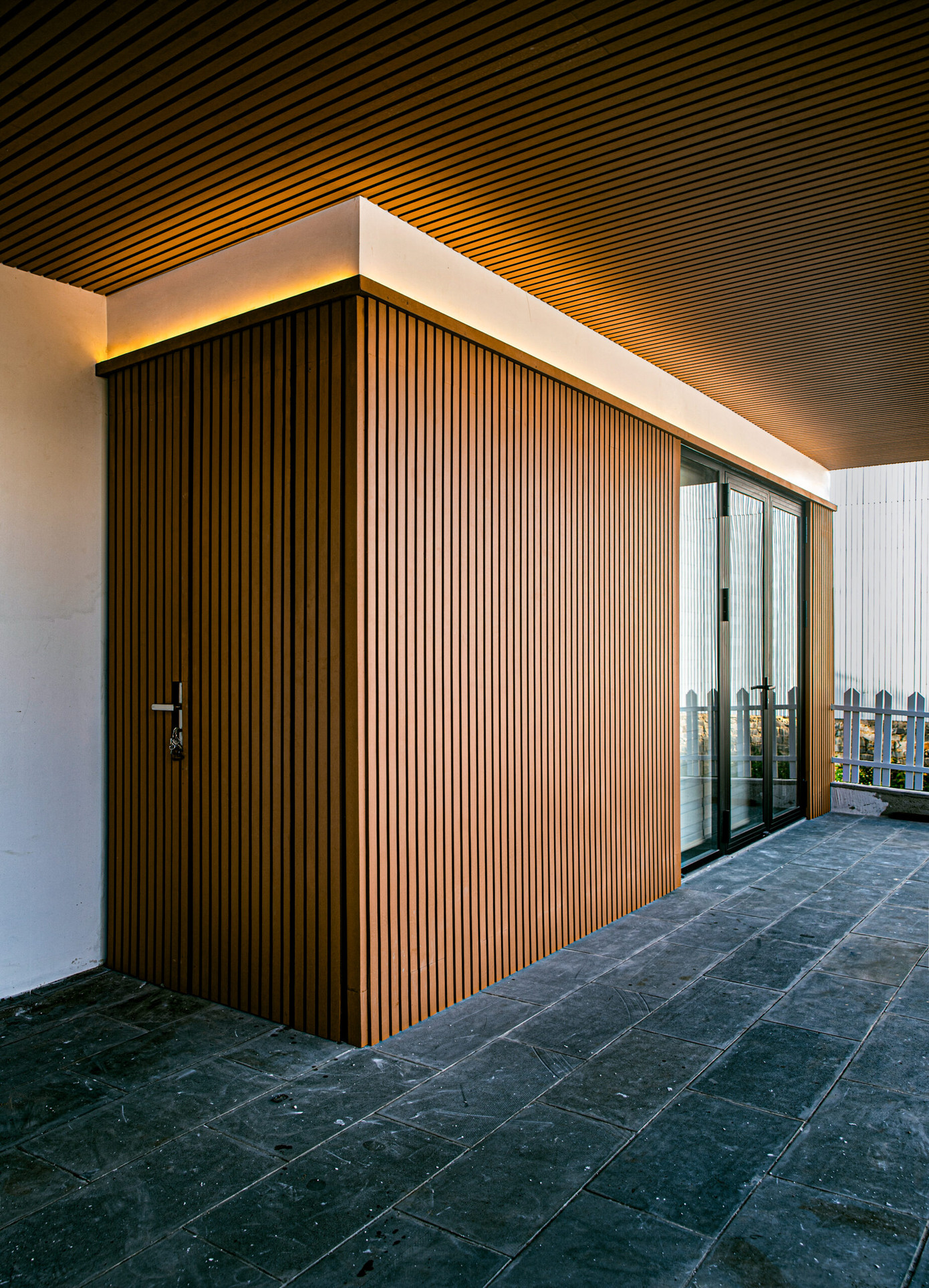 Tường màu nâu và trắng kết hợp hài hòa được sử dụng ở ngoại thất.