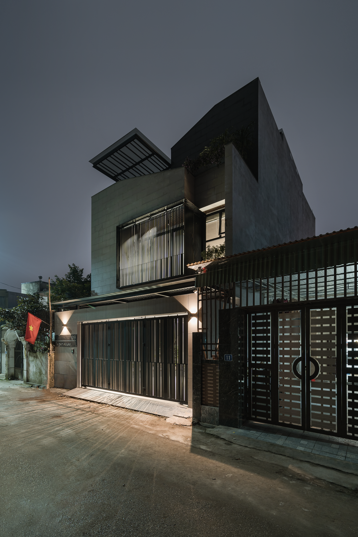 Hiệu ứng ánh sáng xuyên qua hệ nan cổng và nan trang trí tầng 2, tạo nên nét độc đáo cho công trình.