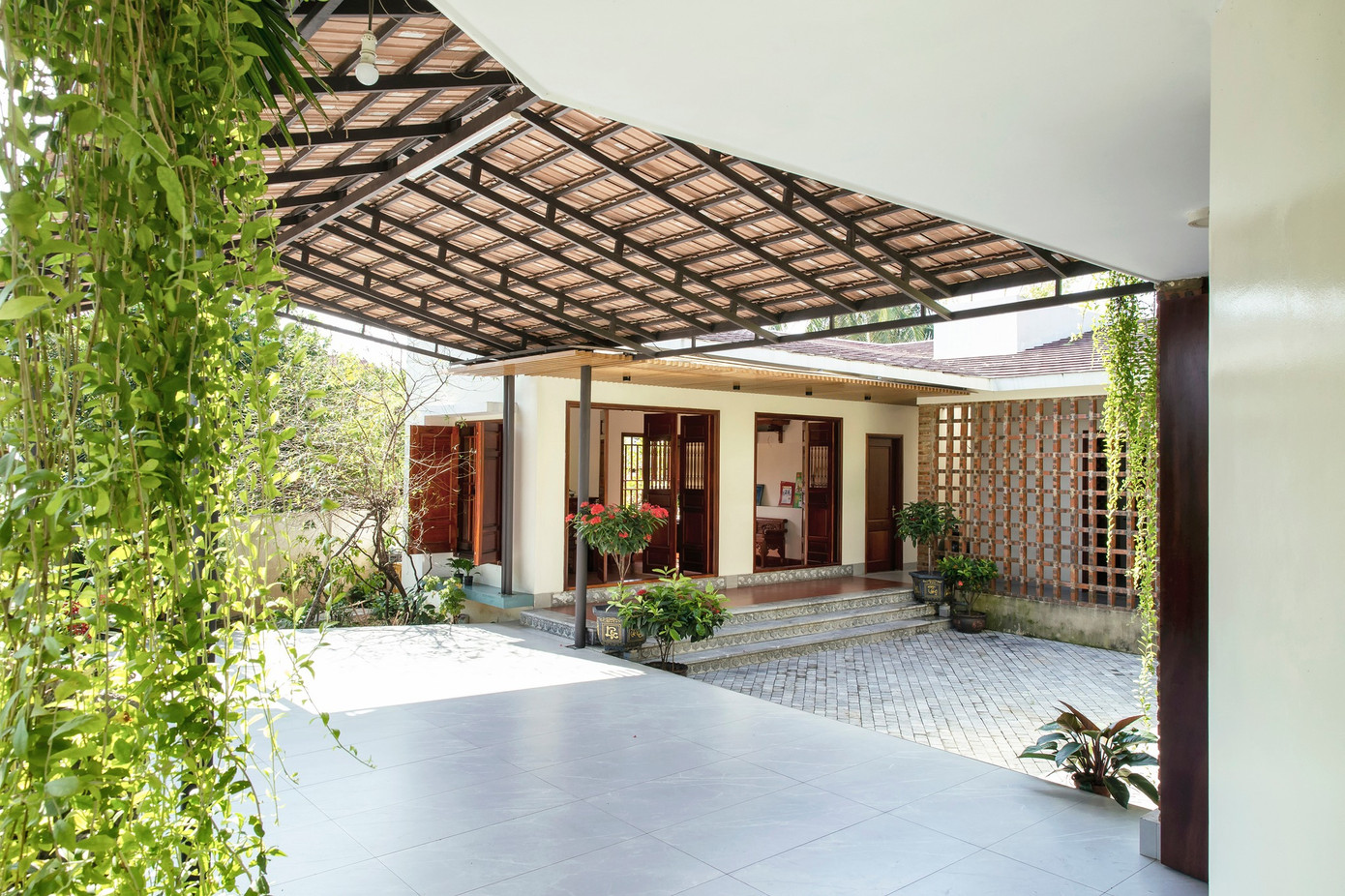 Sân có mái che và sân ngoài trời kết hợp, tạo nhiều không gian sinh hoạt cho gia đình.