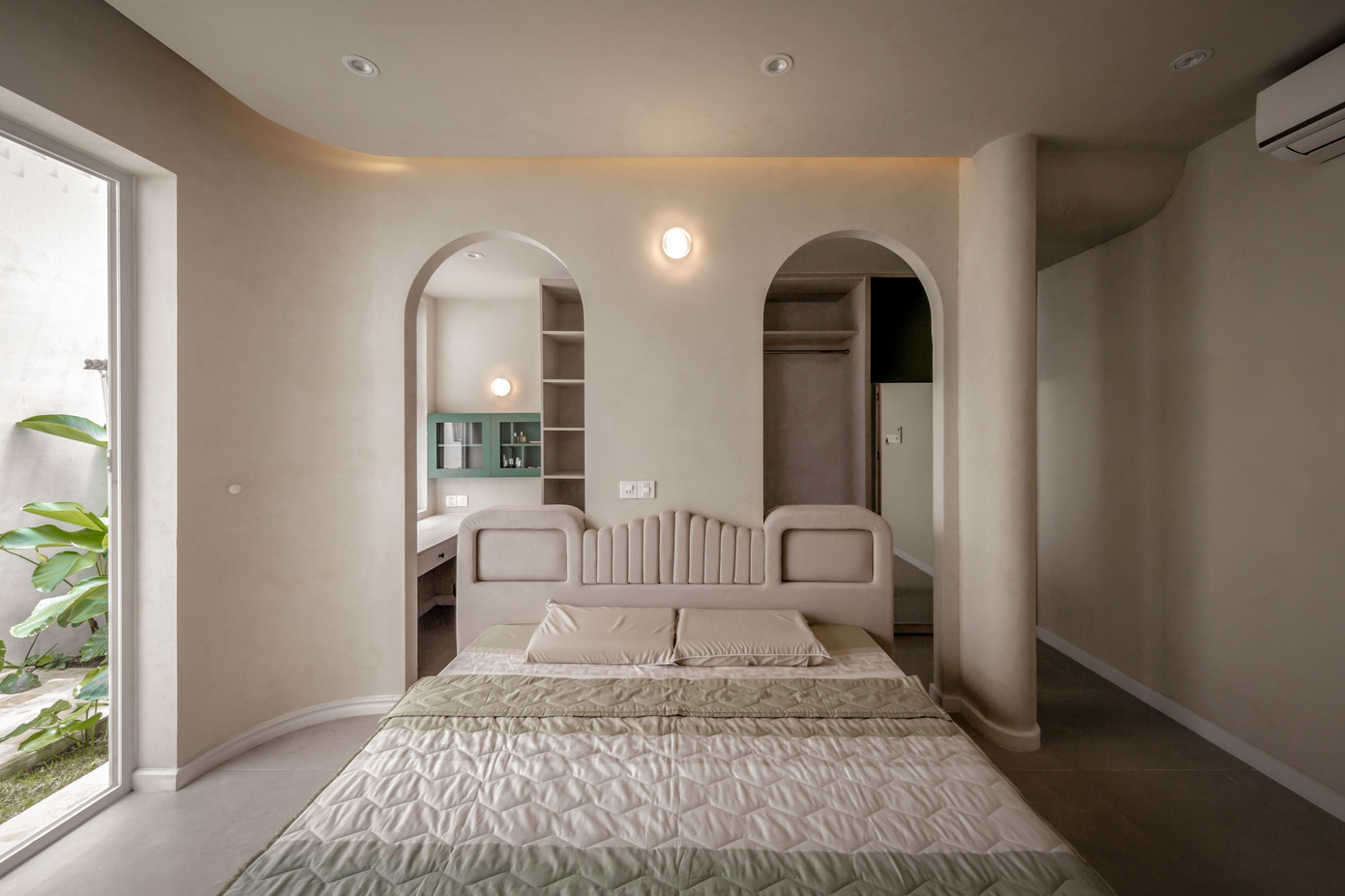 Tường và giường lấy tông màu trắng làm chủ đạo, khiến căn phòng nhẹ nhàng, ấm cúng và phảng phất nét cổ điển.