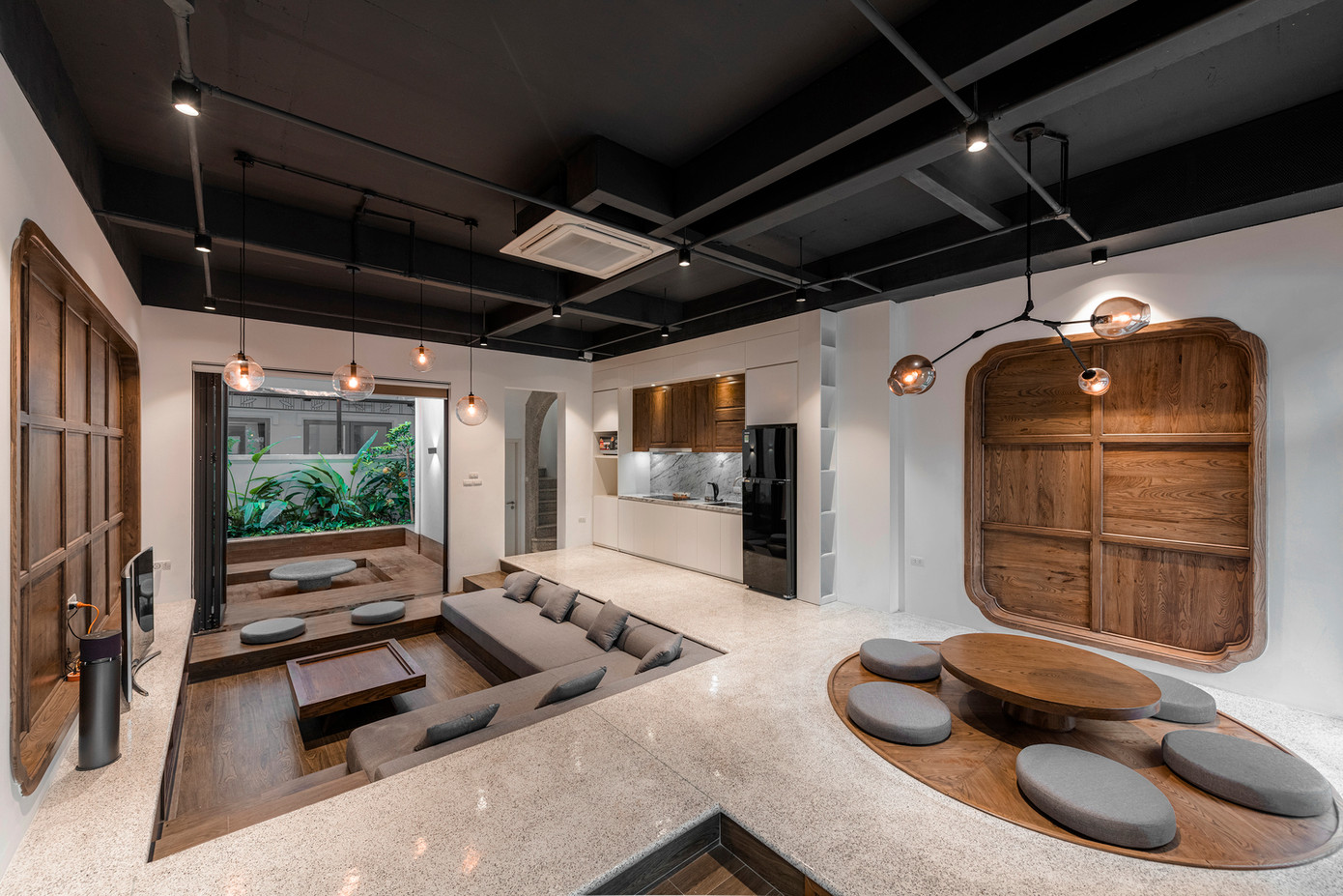 Phòng khách, bếp và phòng ăn liên thông với nhau, khiến các thành viên trong gia đình có thể dễ dàng trò chuyện. Phòng khách, bếp và phòng ăn liên thông với nhau, khiến các thành viên trong gia đình có thể dễ dàng trò chuyện.