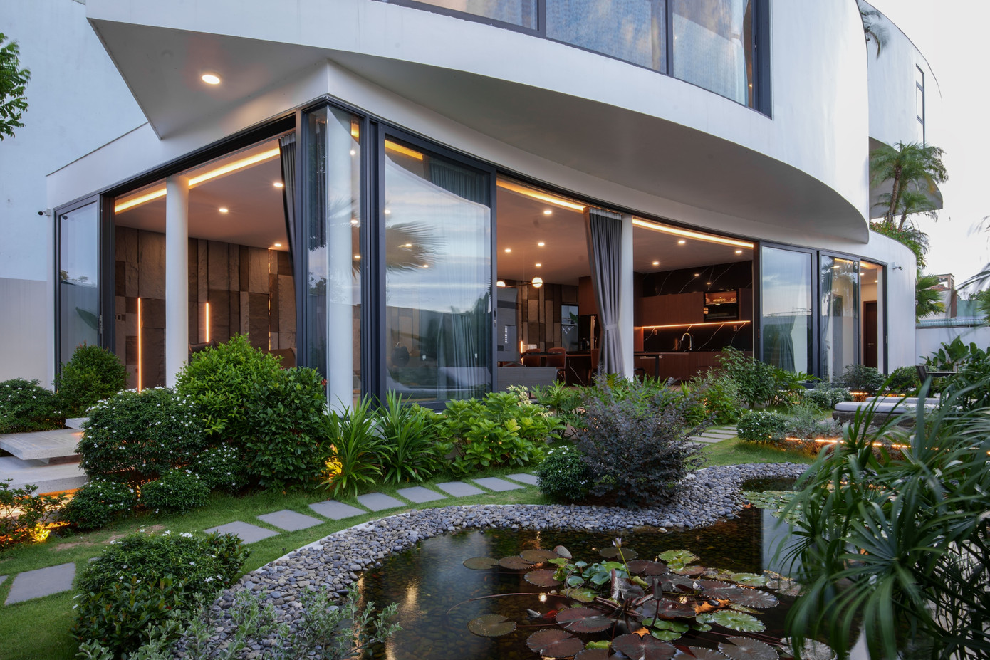 Ở bên ngoài tầng 1 có hồ cá koi, giảm bớt bức xạ nhiệt. Ở bên ngoài tầng 1 có hồ cá koi, giảm bớt bức xạ nhiệt.