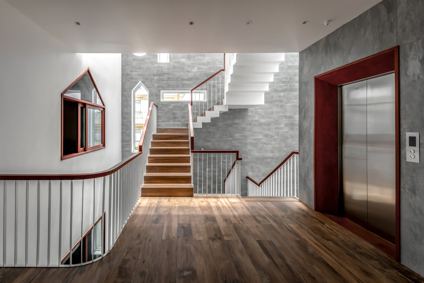 KTS còn bố trí thang máy để tiện đi lại trong ngôi nhà.