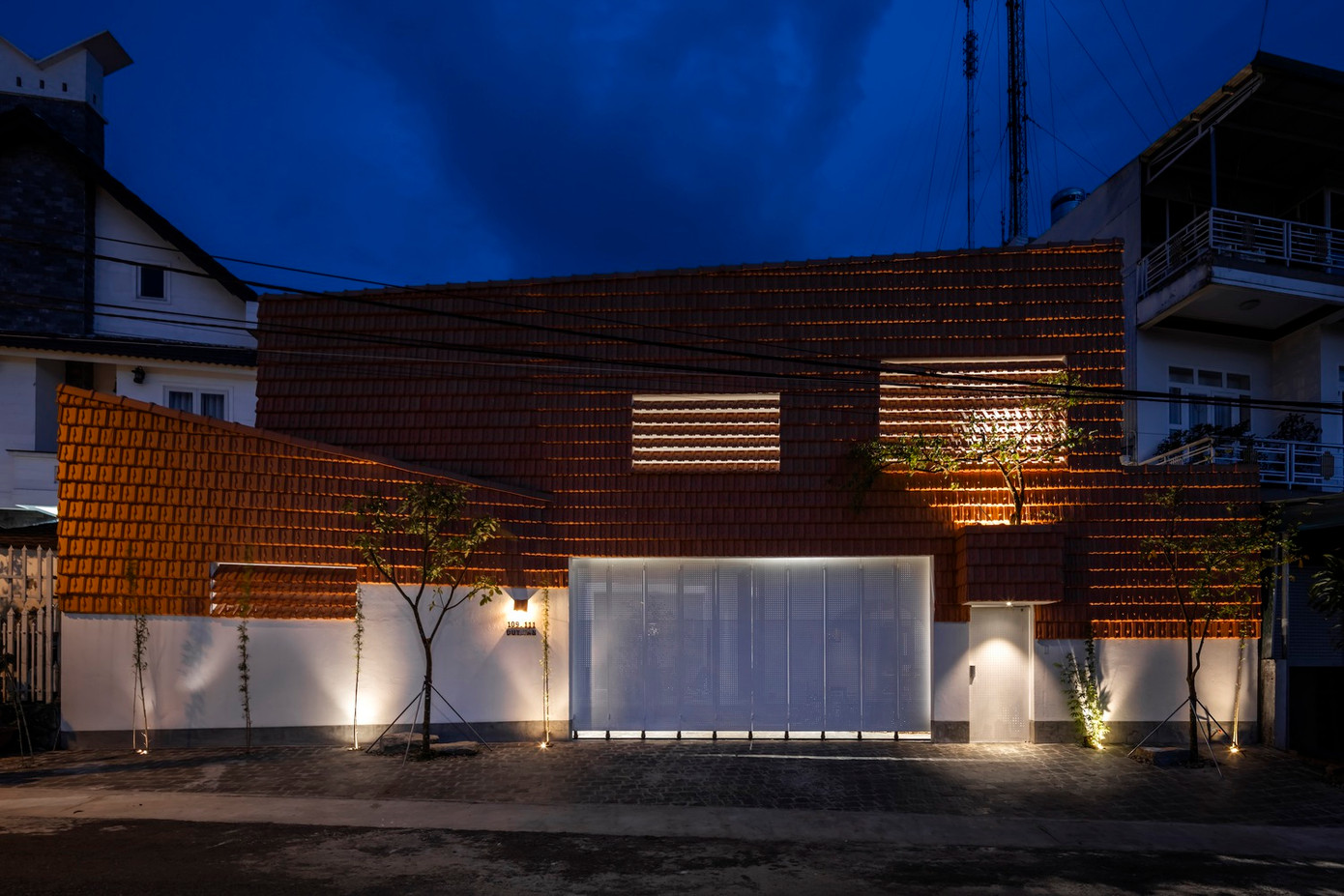 Những cánh cửa chớp làm bằng ngói giúp đối lưu không khí.