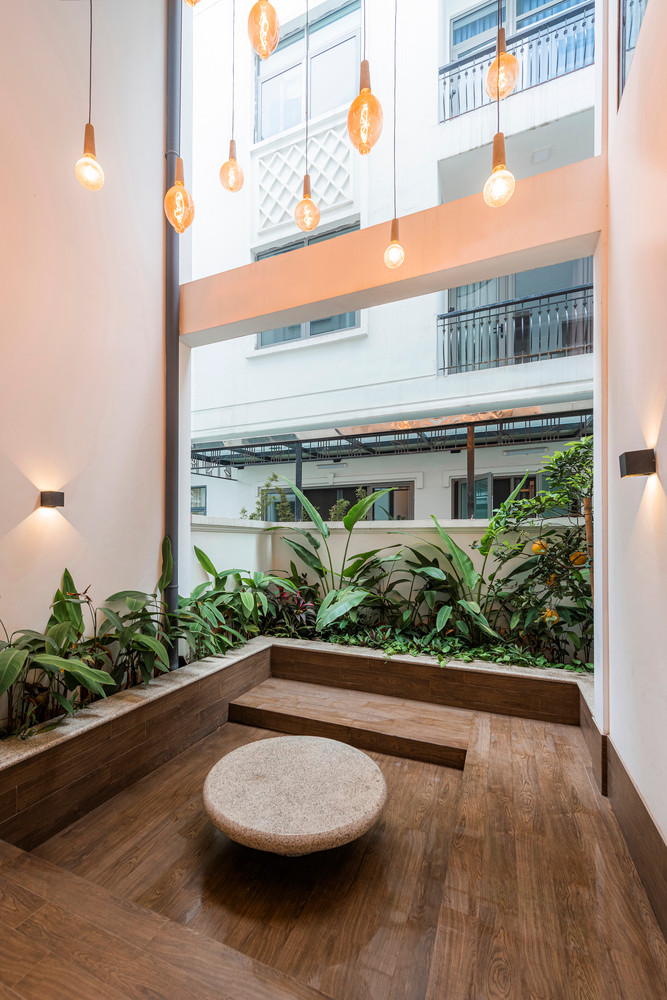 Sân sau được bố trí chỗ ngồi thư giãn cho các thành viên trong gia đình. Sân sau được bố trí chỗ ngồi thư giãn cho các thành viên trong gia đình.