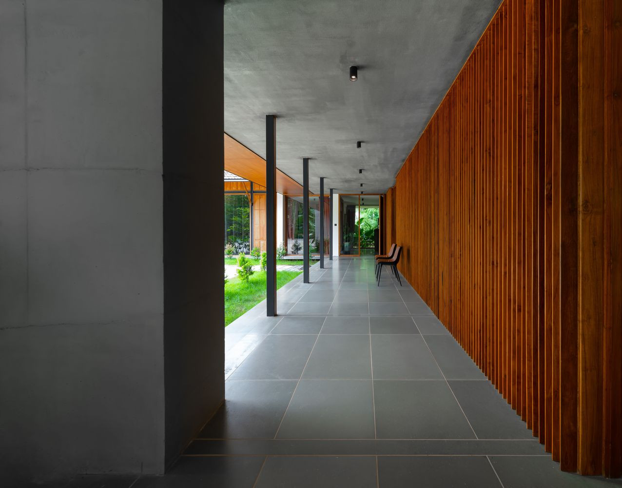 Tường lam gỗ thoáng tạo sự kết nối trong - ngoài.