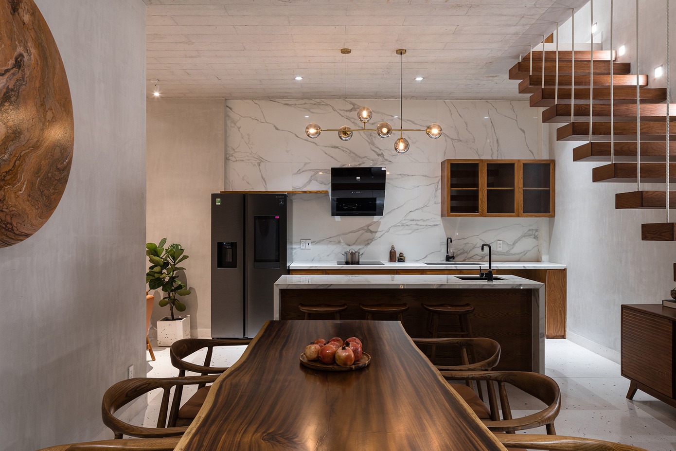 Không gian sinh hoạt chung được thiết kế mở, tạo sự kết nối giữa các thành viên trong gia đình.