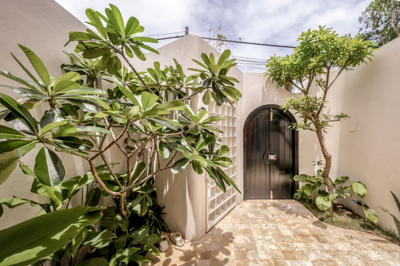 Khu vườn nhỏ trên tầng 2 tạo không khí trong lành.