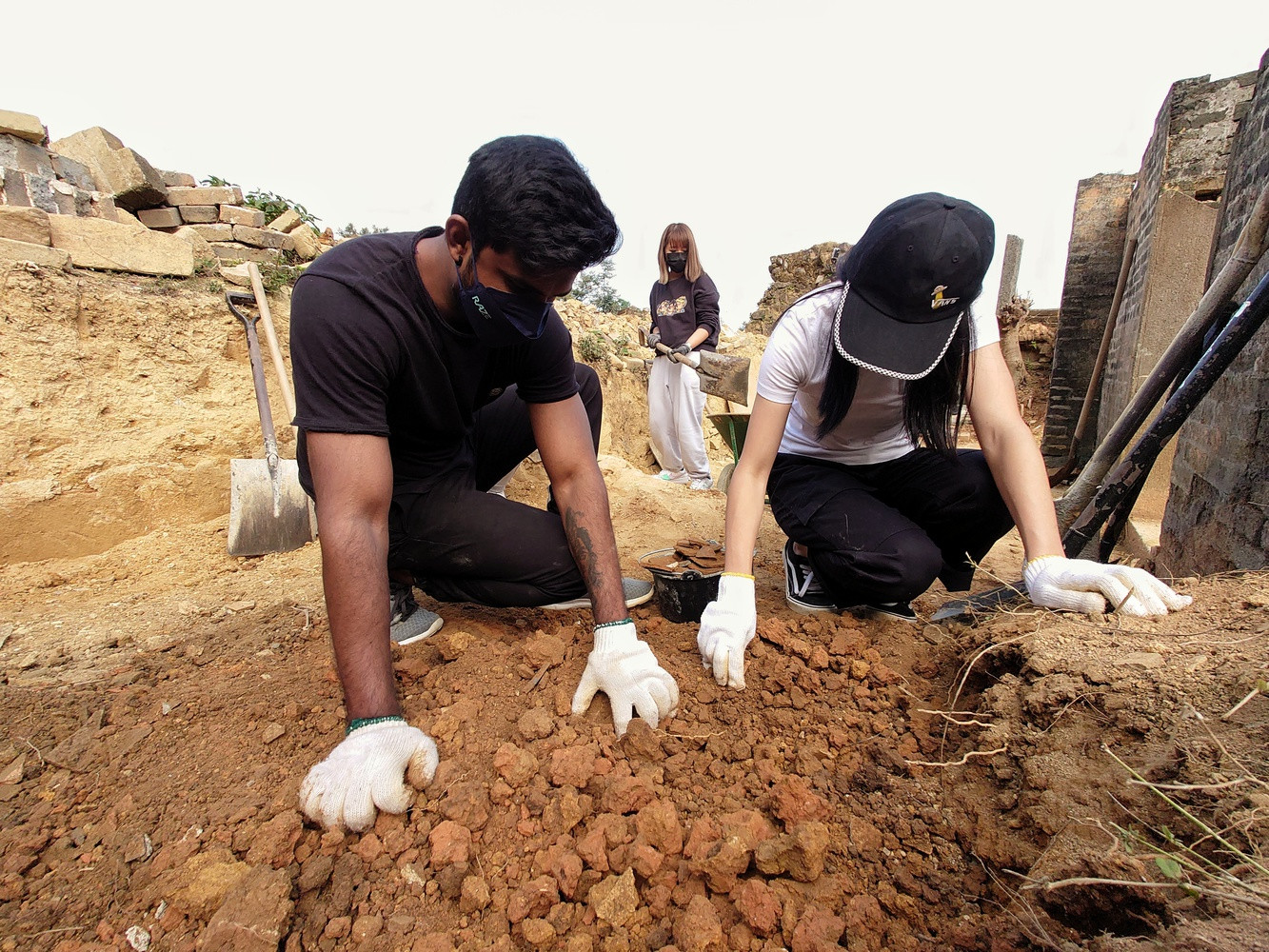 Được dẫn dắt bởi Thomas Chung, Phó Giáo sư Trường Kiến trúc, CUHK, dự án Plum Grove kéo dài hai năm có sự tham gia của dân làng, hơn 1200 tình nguyện viên cộng đồng, và ba nhóm sinh viên kiến trúc. Hiện tại đang là giai đoạn thứ hai của dự án.