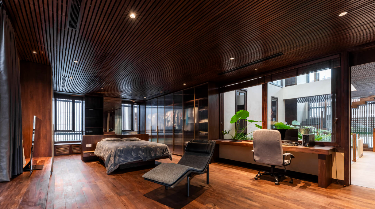Một phòng ngủ khác được tích hợp bàn làm việc đối diện giếng trời.