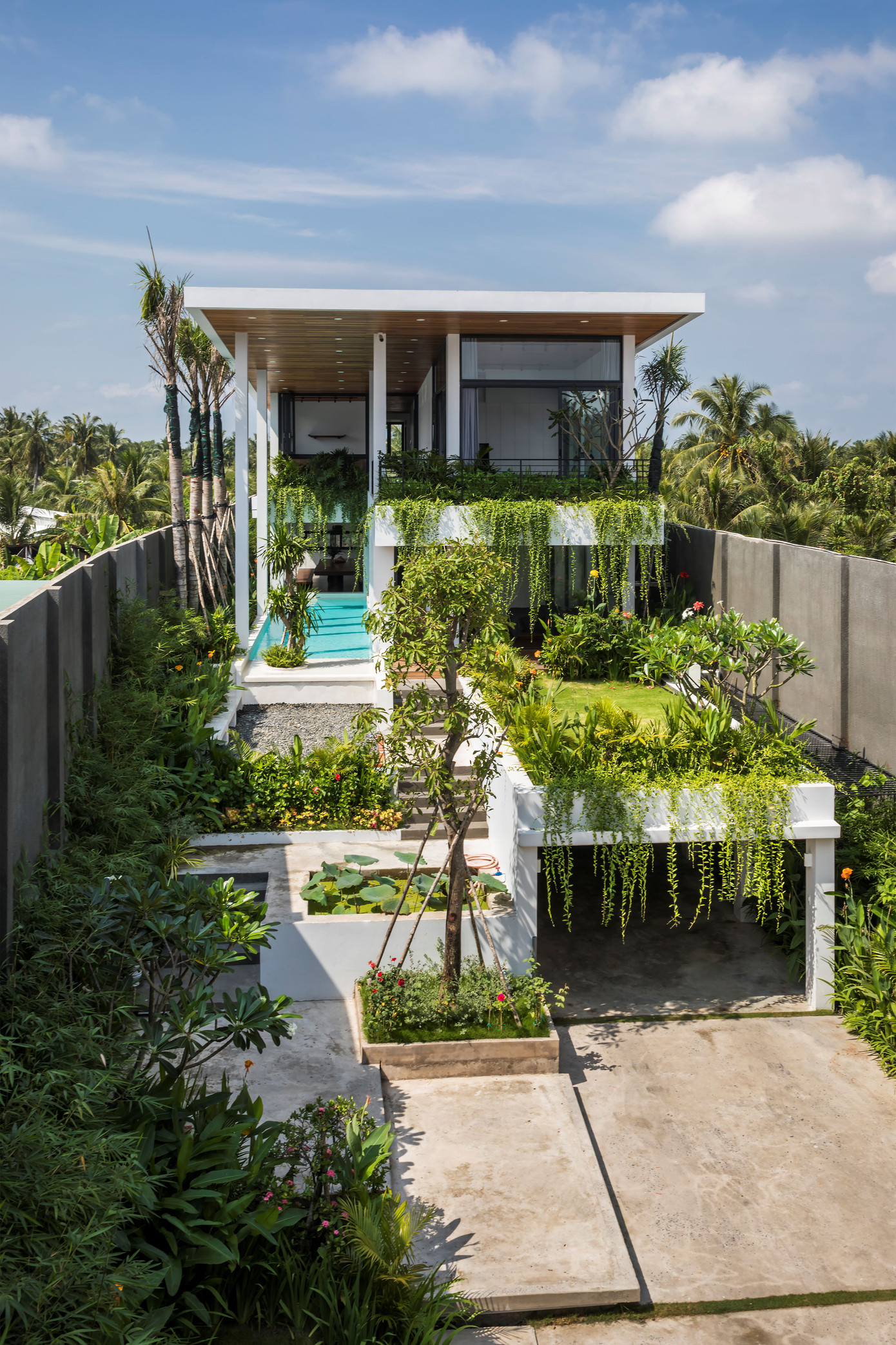 Trước nhà là một hành lang cây xanh để giảm ô nhiễm, tiếng ồn.