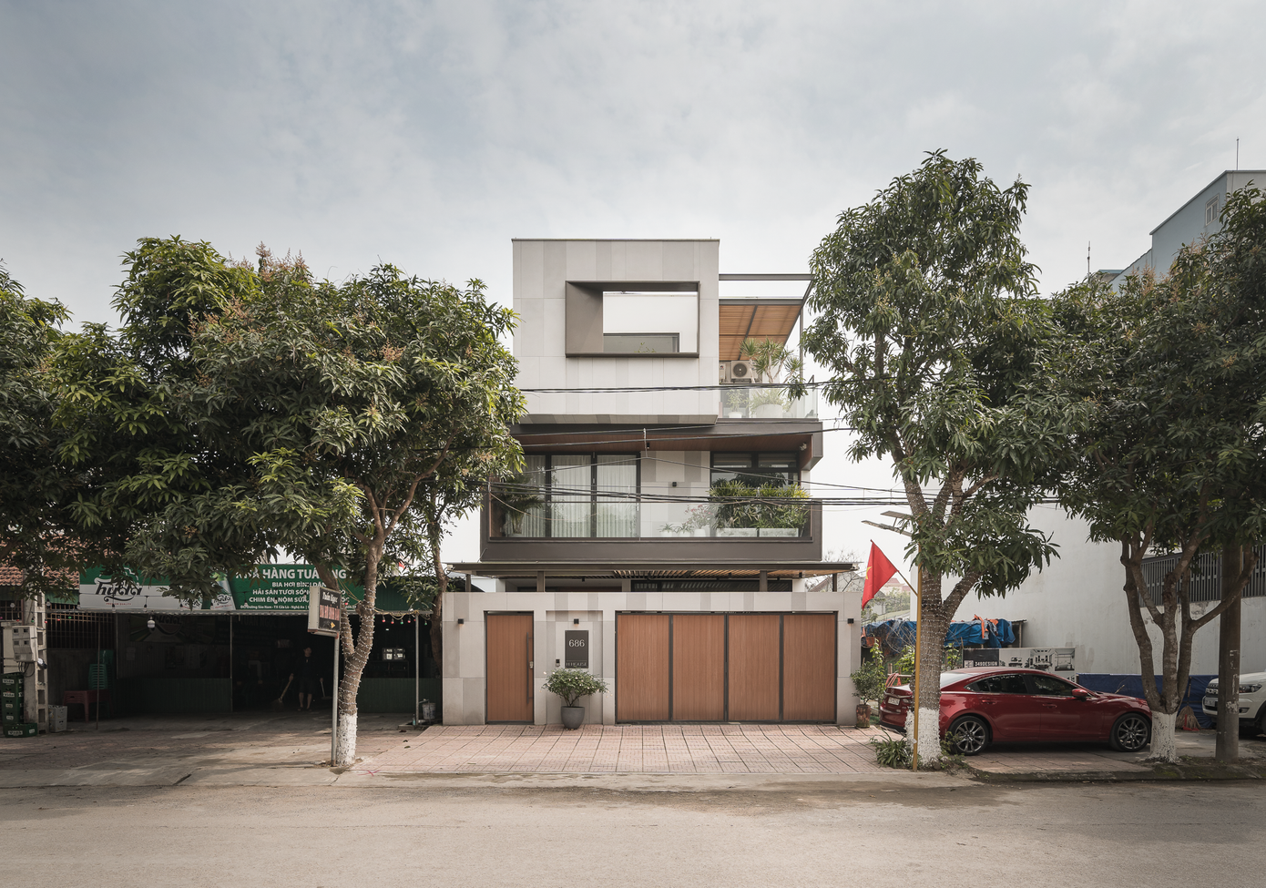 Các tầng có hình khối hộp xếp chồng lên nhau, tạo điểm nhấn cho mặt tiền căn nhà. Các tầng có hình khối hộp xếp chồng lên nhau, tạo điểm nhấn cho mặt tiền căn nhà.