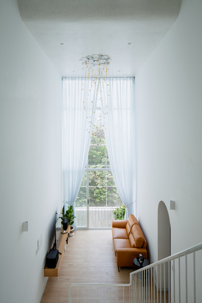 Phòng sinh hoạt chung có cửa vòm đặc biệt.