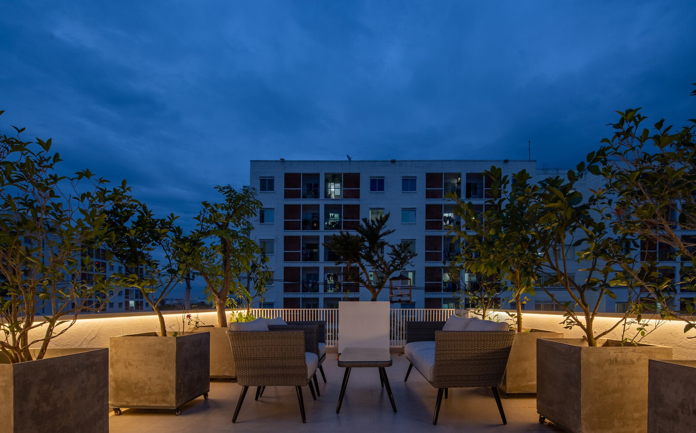 Trong khung cảnh đô thị, nơi có nhiều vẻ ngoài rời rạc khác nhau từ mỗi tòa nhà, căn nhà "tản bộ" nổi bật với nét đơn giản và yên tĩnh.