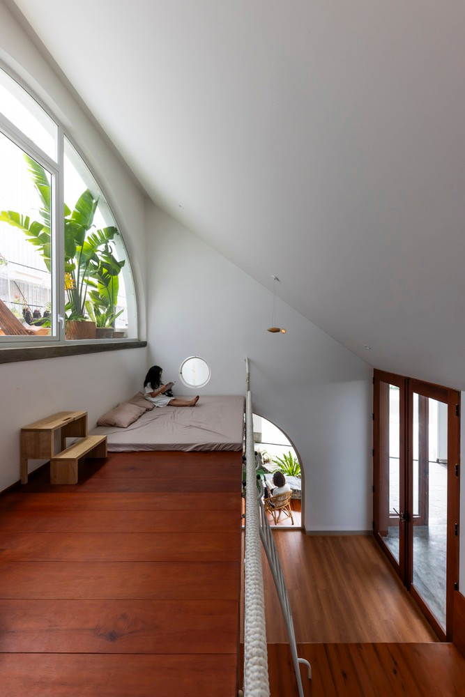 Tầng lửng là nơi đọc sách, nghỉ ngơi của con trẻ.