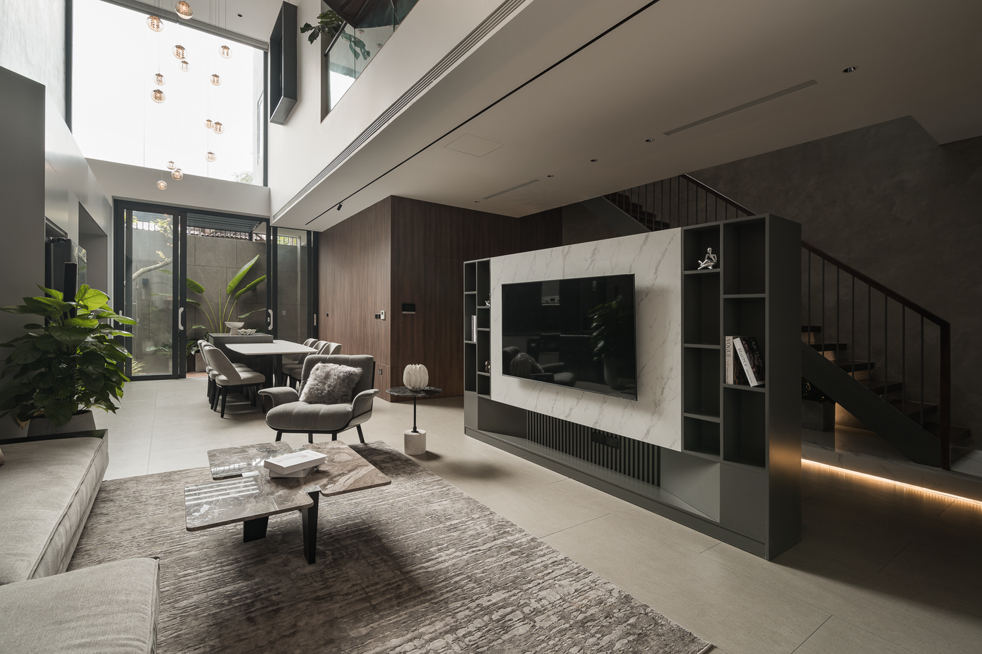 Tông màu ghi đen thể hiện cá tính của chủ nhà.