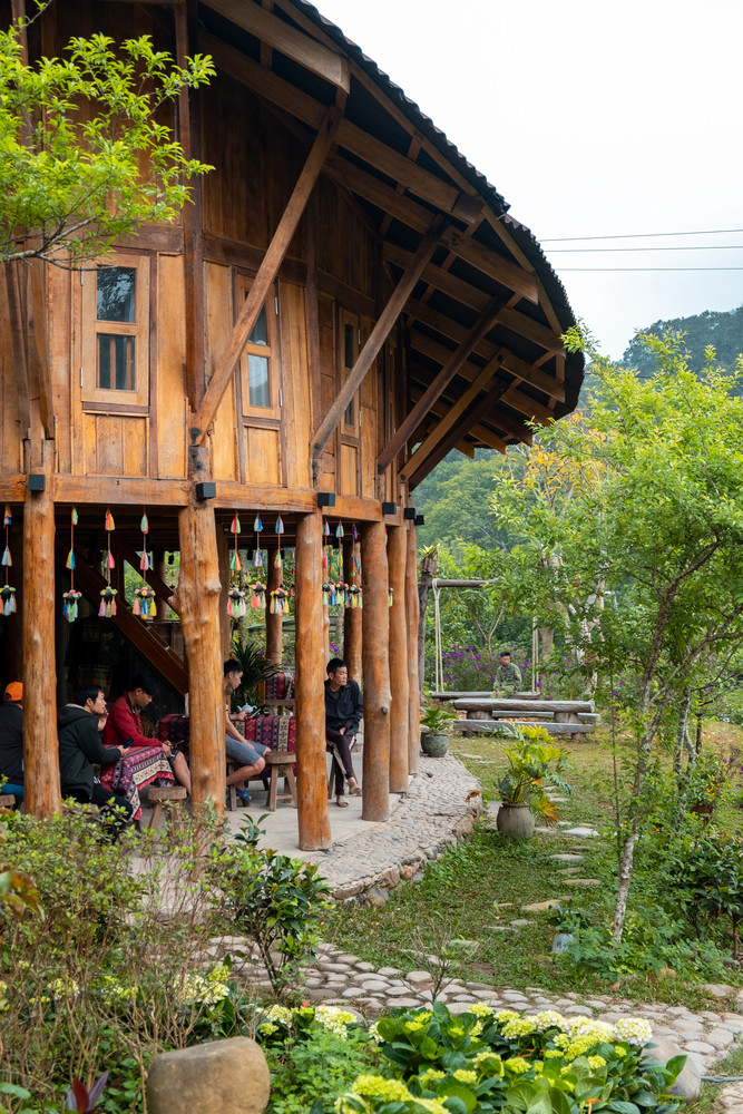 Hệ thống trụ tầng một hình thành từ 32 thân gỗ tự nhiên với đường kính 25-30cm. Gỗ được lột vỏ, giữ hình dáng tự nhiên, mà không qua quá trình gia công, tạo nên những cột trụ với hình dáng độc nhất như cây trong rừng.