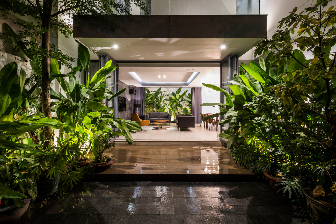 Không gian "xanh" vừa tạo điểm nhấn, vừa là nơi thư giãn của gia chủ.