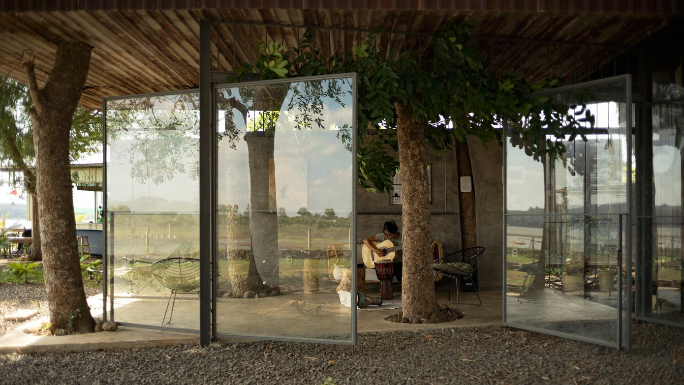 Chủ nhà muốn mang đến niềm vui, học thức, sự kết nối, trải nghiệm,... cho con cháu bên dưới những cây xà cừ lâu năm, để chúng có thể lớn lên trong tình yêu và sự bảo bọc của thiên nhiên, cây cối. Vì thế, kiến trúc sư giữ nguyên vẻ bình yên vốn có của vùng nông thôn này. Đây không phải tòa nhà lớn làm bằng xi măng cường lực mà là ngôi nhà hòa hợp với thiên nhiên. Chủ nhà muốn mang đến niềm vui, học thức, sự kết nối, trải nghiệm,... cho con cháu bên dưới những cây xà cừ lâu năm, để chúng có thể lớn lên trong tình yêu và sự bảo bọc của thiên nhiên, cây cối. Vì thế, kiến trúc sư giữ nguyên vẻ bình yên vốn có của vùng nông thôn này. Đây không phải tòa nhà lớn làm bằng xi măng cường lực mà là ngôi nhà hòa hợp với thiên nhiên.