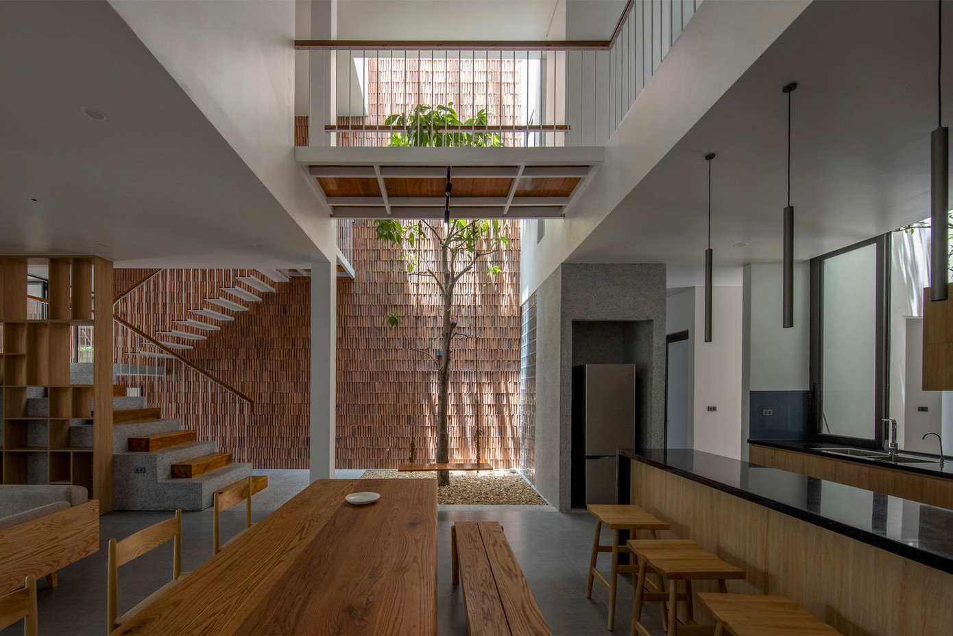 Ngôi nhà có phong cách điển hình của một nhà ở liền kề, bị hạn chế về không gian mở cho những hoạt động.