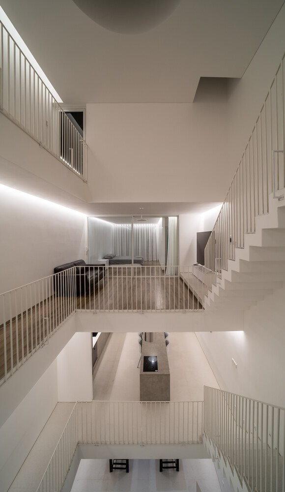 Tất cả các tầng mở ra với giếng trời ở trung tâm, phục vụ như một sự kết nối theo chiều dọc không gian.